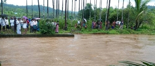 7 yr girl falls off bridge on way to school; feared drowned 1